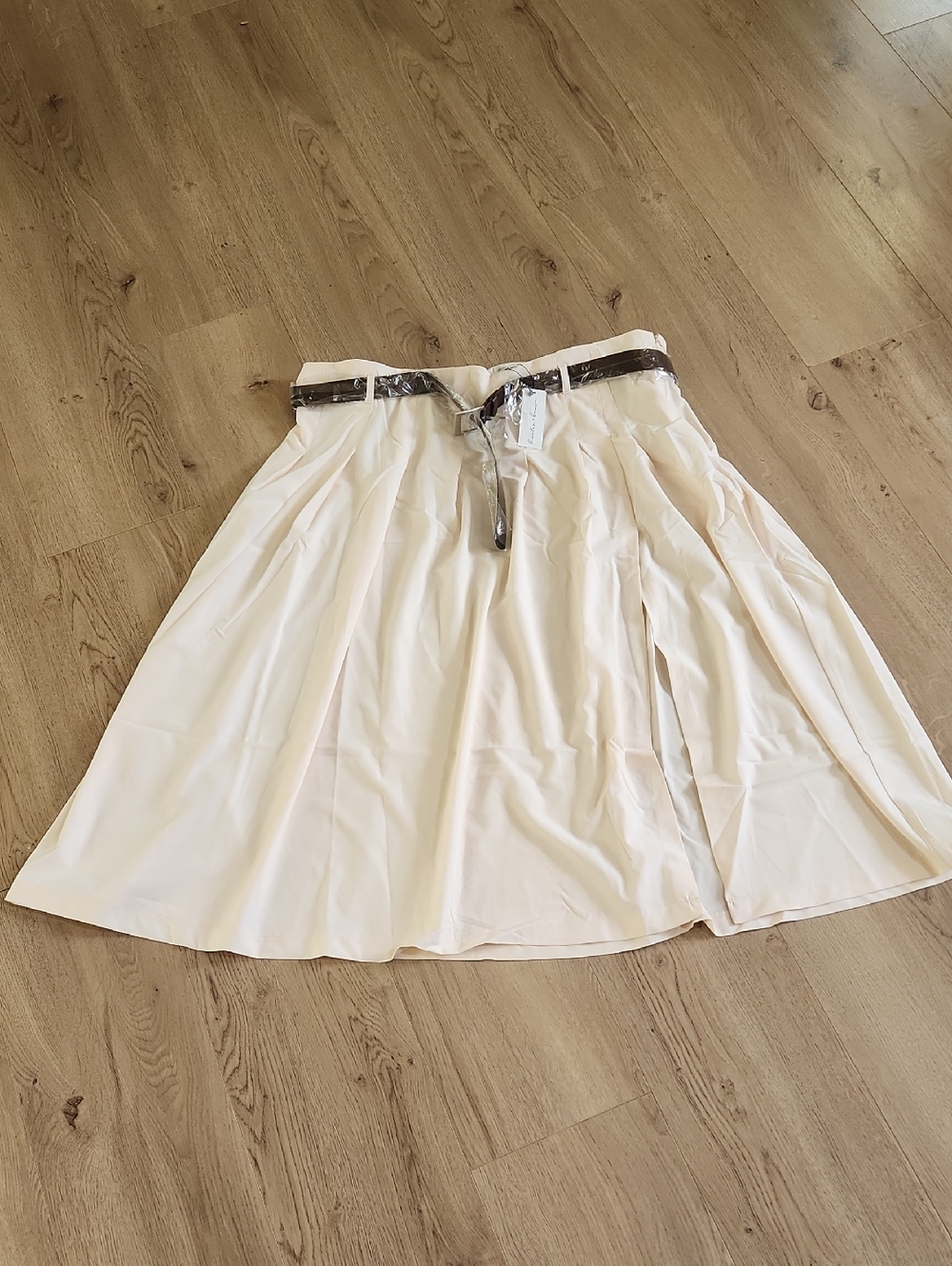 NWT Women's Cream Pleated A-Line Skirt with Belt